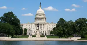 בניין הקפיטול בוושינגטון הבירה ביום בהיר – מבט מרוחק מעל בריכת ההשתקפות