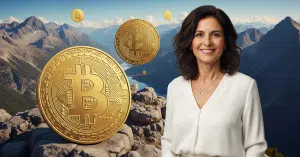 אישה מחייכת על רקע מטבעות ביטקוין ענקיים והרים, מסמלת השקעה בקריפטו