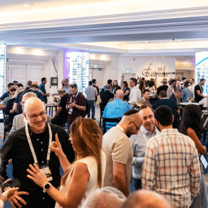בכירי ענף הנדל"ן ומשתתפי פסגת ההתחדשות העירונית יוצרים קשרים.