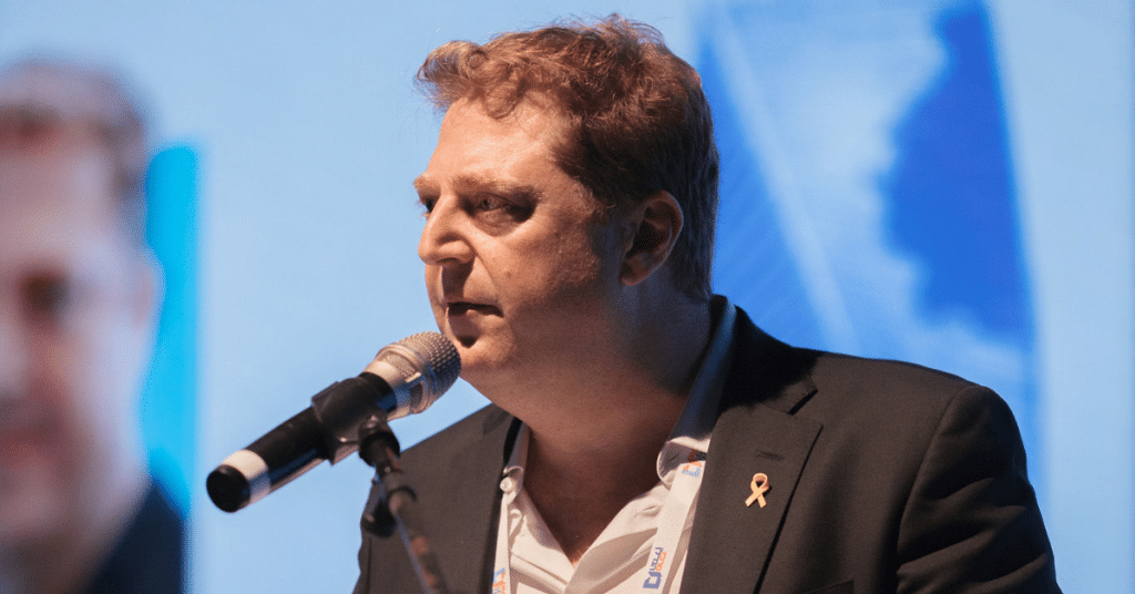 דן קצ'נובסקי, מנכ"ל ובעלי מרכז הנדל"ן, נואם בלהט בוועידת הנדל"ן.