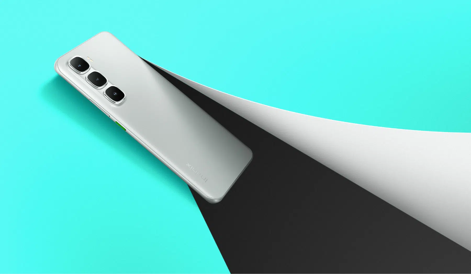 תמונה של סמארטפון Infinix חדש בצבע כסוף עם שלוש מצלמות, על רקע טורקיז