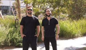 נועם שוורצברג ותומר דגן, מייסדי חברת דגן-שוורץ, עומדים בגינה ירוקה.