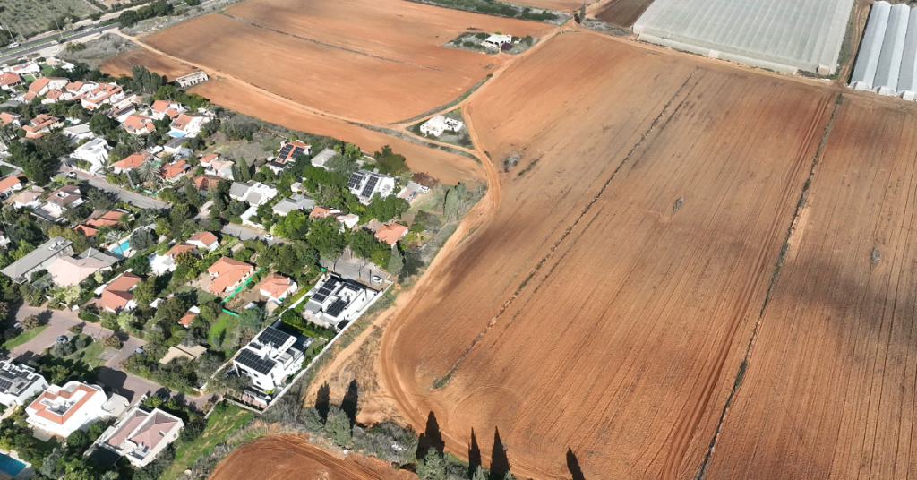 צילום רחפן של קרקע חקלאית פתוחה ב"כפר סבא בן יהודה צפון" (תמ"ל 3014), גובלת בשכונת מגורים מבוקשת.